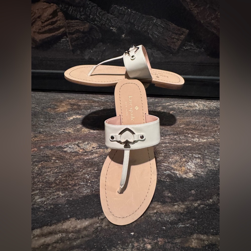 🚨SOLD🚨 KATE SPADE NEW YORK Cassia NEW White Patent Thong Flats Sandals Size 8.5 - Picture 6 of 16